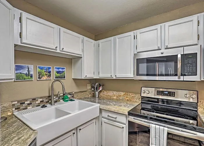 Holiday home Desert Retreat W/ Pool + Hot Tub Access!