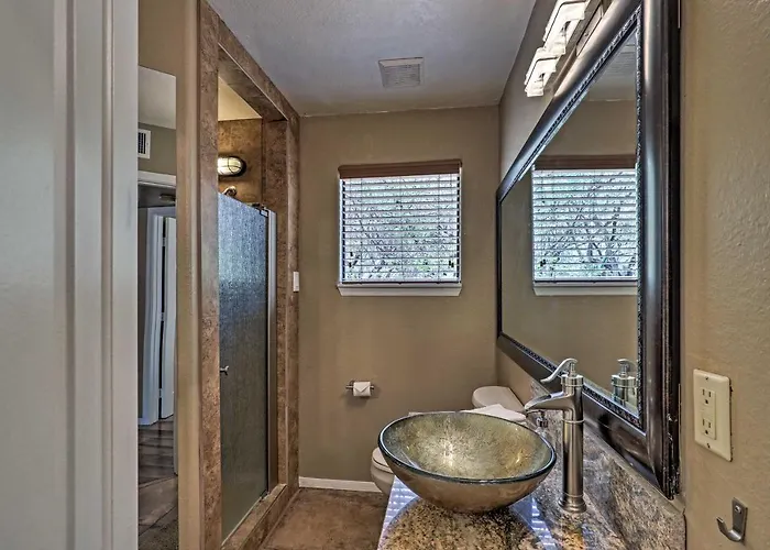 Holiday home Desert Retreat W/ Pool + Hot Tub Access!